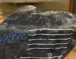20公斤的大原石，切出45条冰绿花翡翠手镯，这个年好过了！