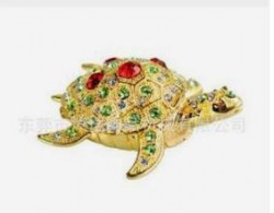 法国奥赛博物馆展出海龟主题雕塑作品，彩色宝石间点缀