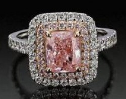 HarryWinston推出一枚重新设计镶嵌的粉钻戒指，为纪念创始人125周年诞辰