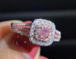 HarryWinston推出一枚重新设计镶嵌的粉钻戒指，为纪念创始人125周年诞辰