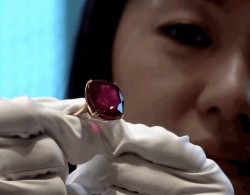 2.48亿元！拍卖史上最大红宝石拍出：原石重量达101克拉